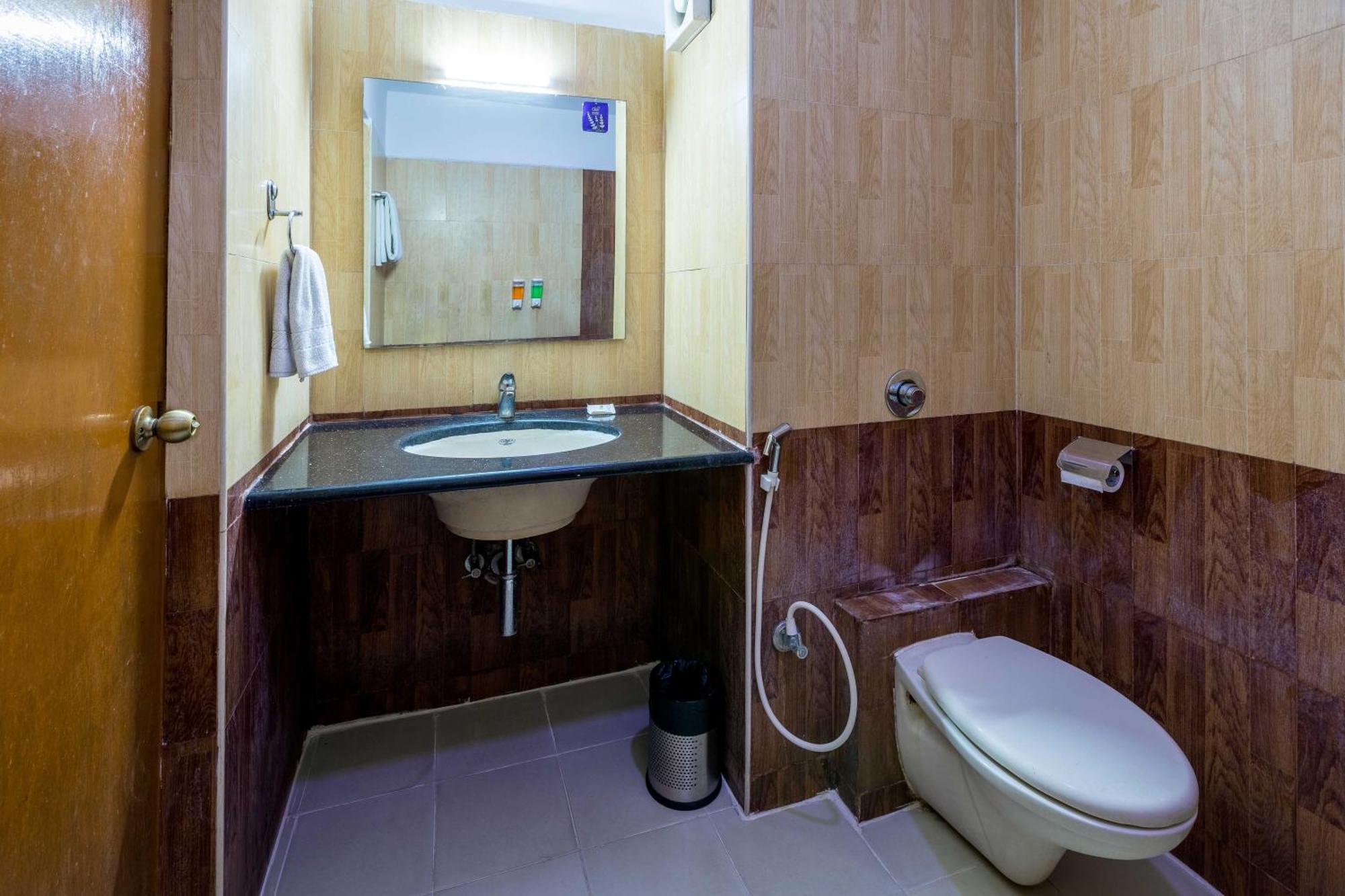 Blue Bliss Hotels By Pph Living Infantry Road Bangalore Exterior foto