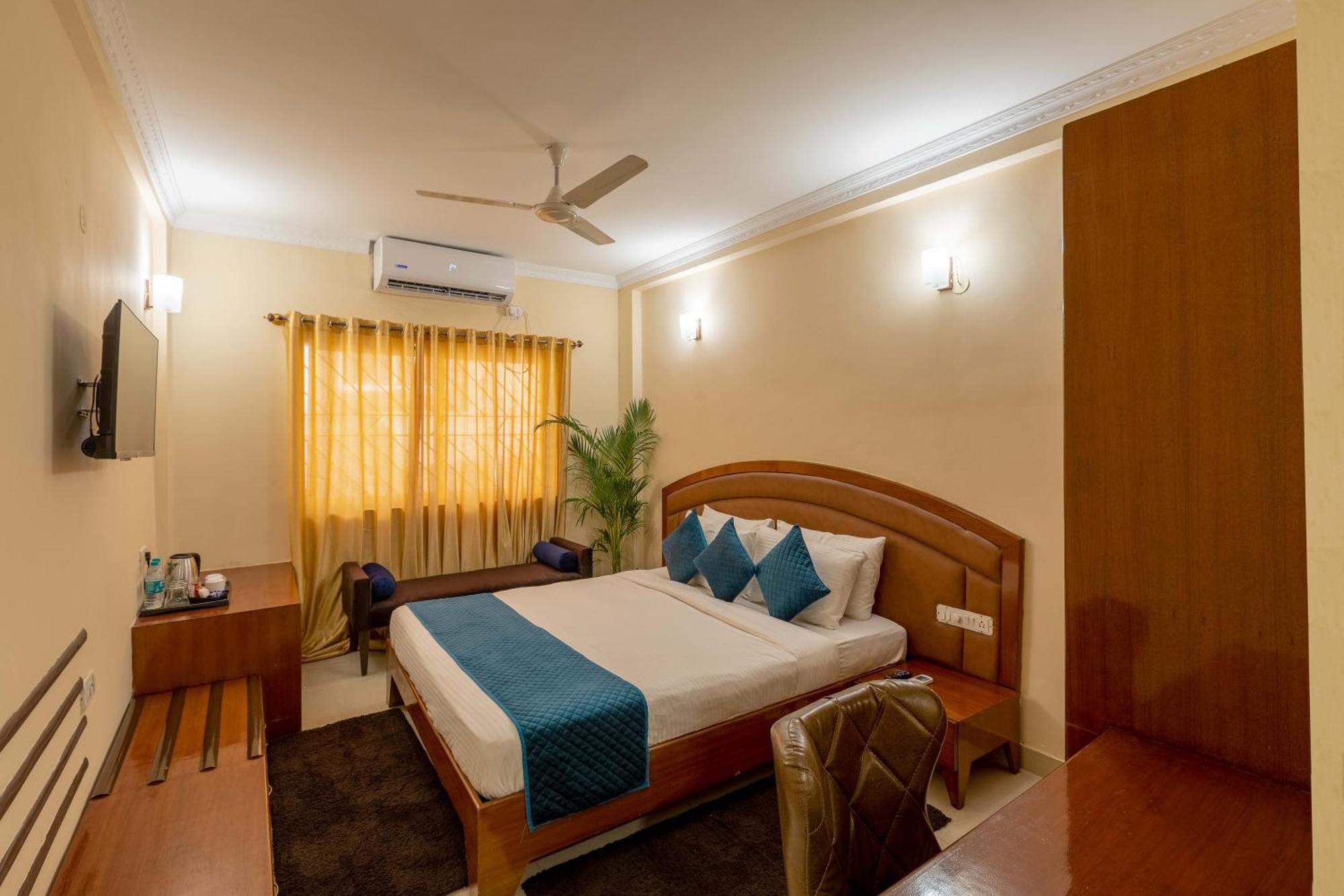 Blue Bliss Hotels By Pph Living Infantry Road Bangalore Exterior foto