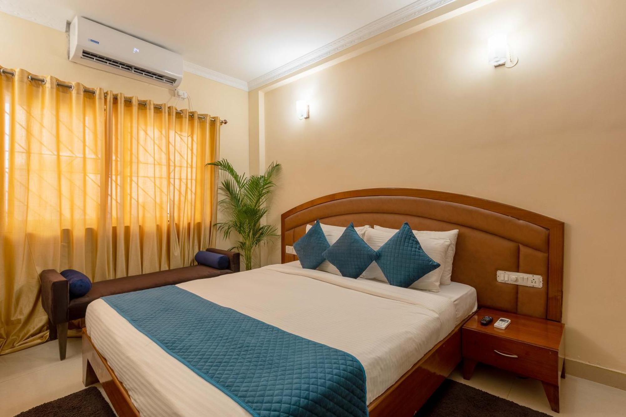 Blue Bliss Hotels By Pph Living Infantry Road Bangalore Exterior foto