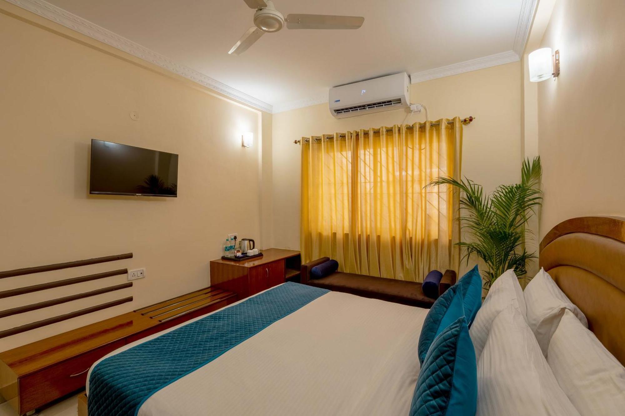 Blue Bliss Hotels By Pph Living Infantry Road Bangalore Exterior foto