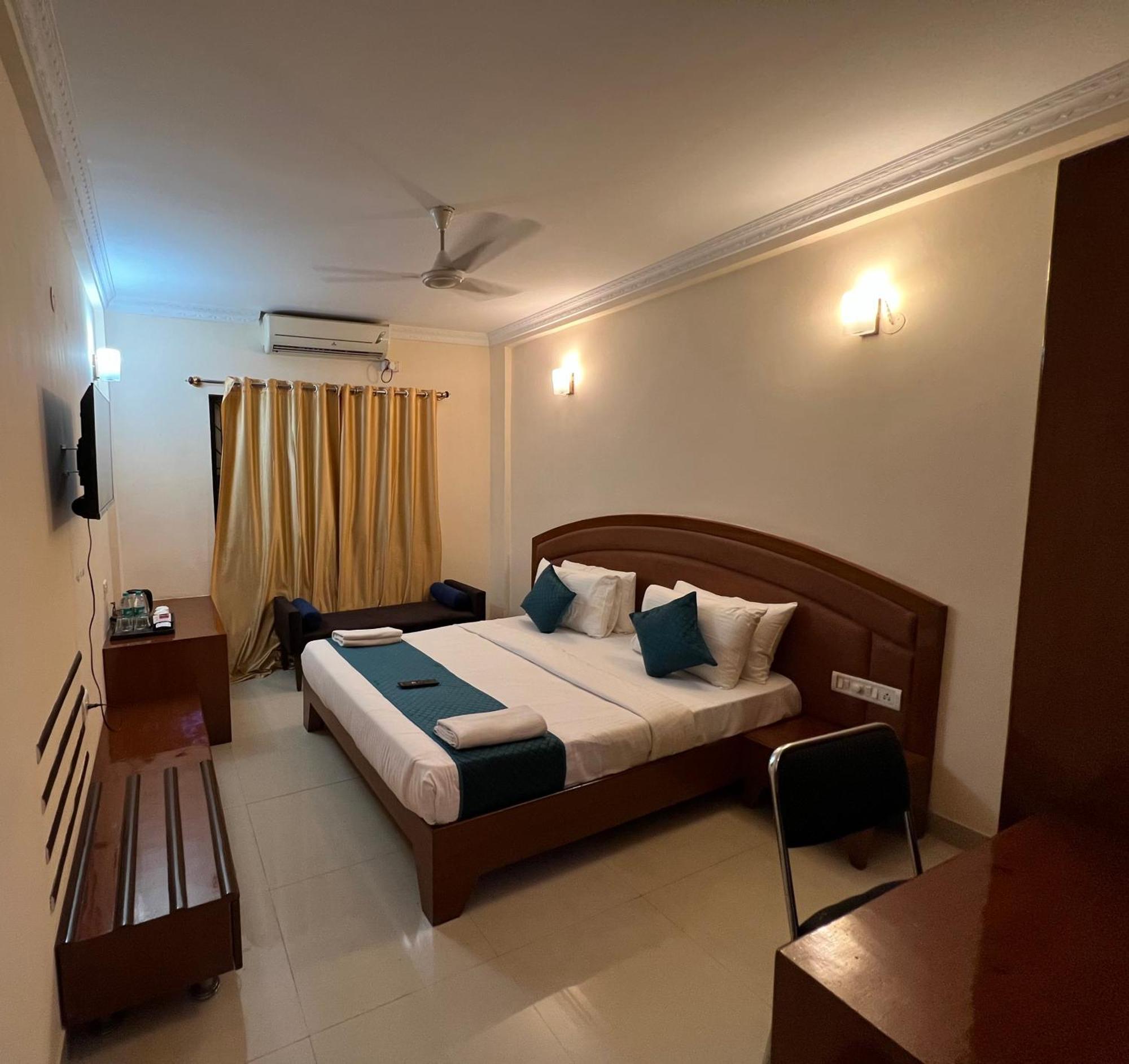 Blue Bliss Hotels By Pph Living Infantry Road Bangalore Exterior foto