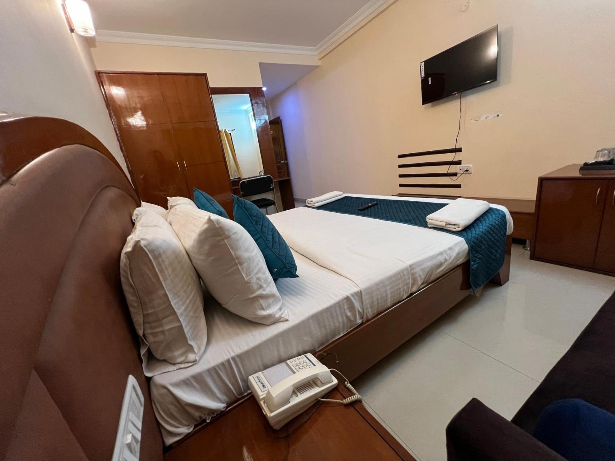 Blue Bliss Hotels By Pph Living Infantry Road Bangalore Exterior foto